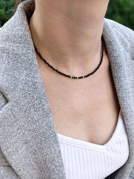 Naszyjnik z czarnego turmalinu na szyi modelki w codziennej stylizacji, biżuteria Brazi