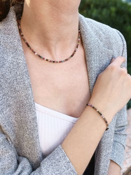 Zestaw biżuterii z kolorowym turmalinem na modelce, naszyjnik i bransoletka Brazi w stylizacji z marynarką