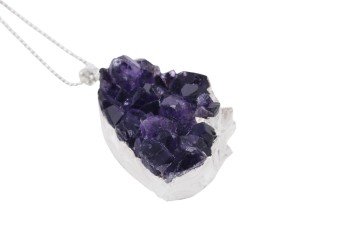 Naszyjnik z surowym ametystem w masywnej srebrnej oprawie, widok z boku, biżuteria Brazi