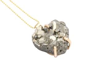 Naszyjnik z surowym pirytem o geometrycznej strukturze kryształów, marka Brazi