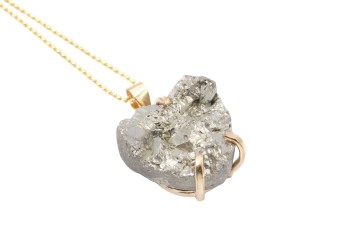 Zawieszka z surowym pirytem o wypukłej strukturze kryształów, marka Brazi