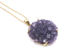 Naszyjnik z naturalną szczotką ametystu w złoconej oprawie typu koszyczek, biżuteria Brazi.