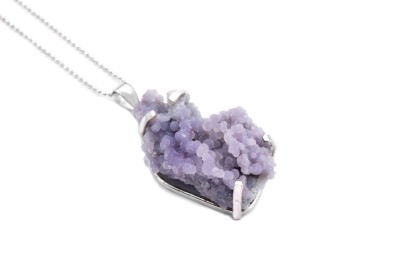 Naszyjnik Brazi Druse Jewelry z agatem winogronowym w srebrnej oprawie.