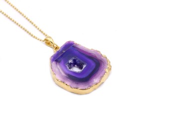 Naszyjnik z fioletowym plastrem agatu w złoconej oprawie, naturalna geoda krystaliczna, biżuteria Brazi.