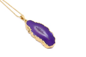 Długi naszyjnik z fioletowym agatem, wąski plaster z krystaliczną szczeliną i złoceniem Brazi.