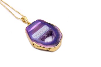 Duży owalny naszyjnik z fioletowym agatem i trójkątną geodą, złocona oprawa Brazi.