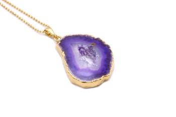 Naszyjnik z fioletowym agatem o krystalicznym wnętrzu, złocony wisior handmade Brazi.