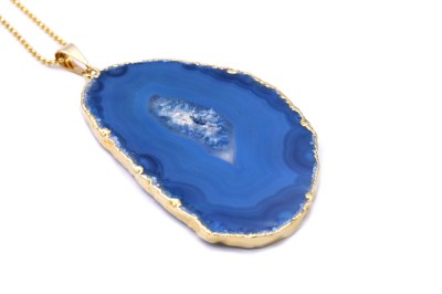 Naszyjnik z niebieskim plastrem agatu w złoconej oprawie z krystalicznym wnętrzem, biżuteria Brazi.