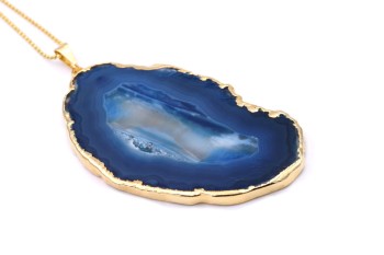 Naszyjnik z agatem w formie niebieskiego plastra ze złoconą krawędzią i jasnym pasem, biżuteria Brazi.