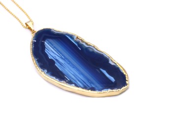 Naszyjnik z pasiastym agatem niebieskim w złoconej oprawie, naturalna biżuteria Brazi.