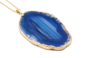 Naszyjnik z surowym agatem niebieskim z białymi inkluzjami i złoceniem, biżuteria Brazi.