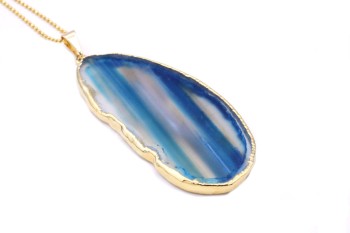 Naszyjnik z podłużnym plastrem agatu w odcieniach błękitu i szarości, biżuteria Brazi.