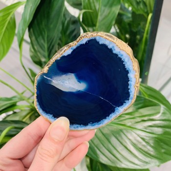Granatowa agatowa podstawka Brazi Druse Jewelry z pozłacanym brzegiem.