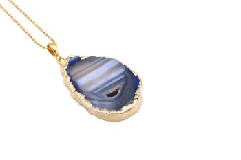 Naszyjnik Brazi Druse Jewelry z niebieskim agatem, złocona oprawa, styl geody.