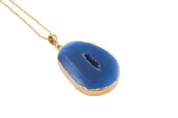 Naszyjnik Brazi Druse, niebieski agat w złotej oprawie.