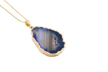 Naszyjnik Brazi Druse Jewelry: niebieski agat, złocona oprawa, plaster geody.