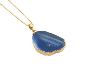 Naszyjnik Brazi Druse Jewelry: niebieski agat, złocona oprawa, plaster geody.