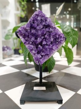 Szczotka z naturalnego ametystu na czarnym metalowym stojaku, dekoracja Brazi.