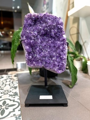 Szczotka naturalnego ametystu na metalowej podstawce, zbliżenie na fioletowe kryształy, biżuteria Brazi