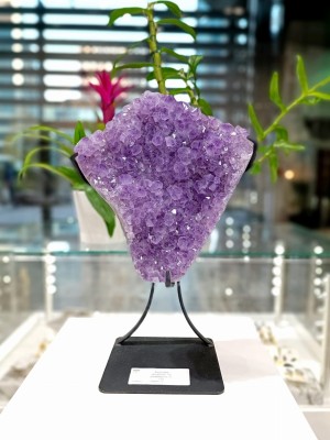 Dekoracyjna szczotka ametystu na czarnej metalowej podstawce, naturalny minerał o fioletowej barwie, biżuteria Brazi.