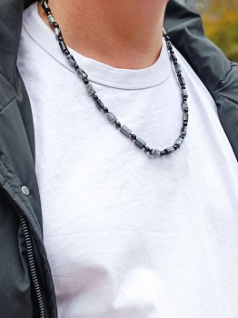 Naszyjnik Brazi Druse z obsydianu i turmalinu, szary, minimalistyczny.