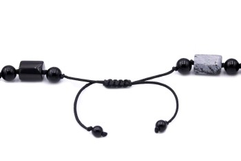 Minimalistyczny naszyjnik z obsydianu i turmalinu, na regulowanym sznurku.