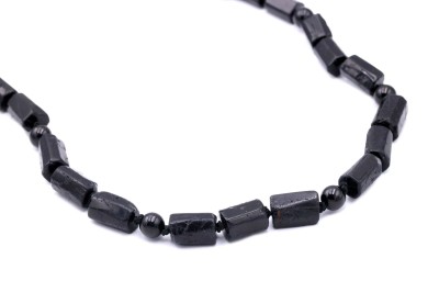 Elegancki naszyjnik Brazi Druse Jewelry z turmalinu, bryłki i kule szlifowane.