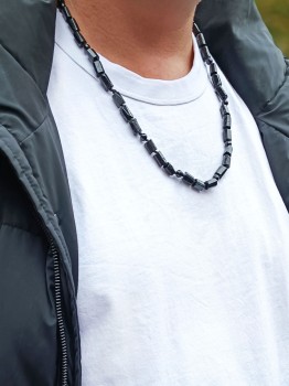 Czarny naszyjnik z turmalinu, bryłki i kule, Brazi Druse Jewelry.