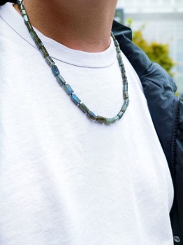 Naszyjnik Brazi Druse Jewelry z labradorytu, fasetowane bryłki, niebieski.