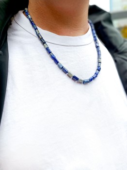 Naszyjnik z bryłek lapis lazuli prezentowany na szyi modela, ręcznie wykonana biżuteria Brazi