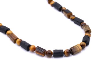 Naszyjnik męski z bryłkami czarnego turmalinu i tygrysim okiem na białym tle, biżuteria Brazi.