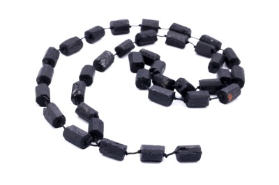 Męski naszyjnik z matowych bryłek czarnego turmalinu ułożony spiralnie, biżuteria Brazi