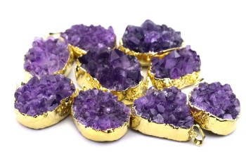 Fioletowe naszyjniki ametystowe w złotej oprawie. Brazi Druse Jewelry.