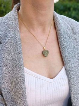 Naszyjnik z surowym pirytem w kształcie serca na szyi modelki, biżuteria Brazi