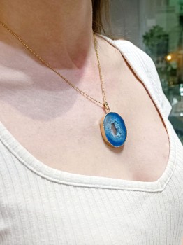 Naszyjnik Brazi Druse Jewelry: niebieski agat, plastry geody, złota oprawa.