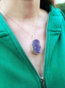 Naszyjnik z naturalnym ametystem na srebrnym łańcuszku prezentowany na modelce, biżuteria Brazi
