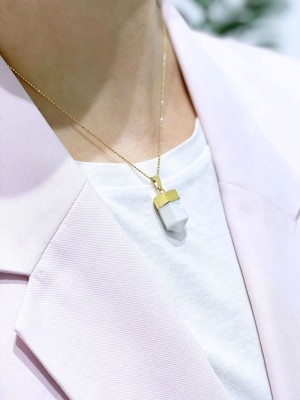 Złocony naszyjnik z naturalnym howlitem na delikatnym łańcuszku, biżuteria Brazi na modelce