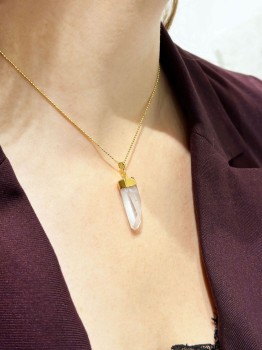 Naszyjnik Brazi Druse Jewelry z surowym, przezroczystym kryształem górskim, złota oprawa.