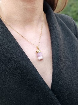 Naszyjnik Brazi Druse Jewelry z różowym turmalinem, złocona oprawa.