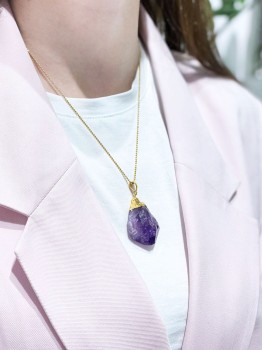 Naszyjnik Brazi Druse Jewelry z surowym, fioletowym ametystem, złocona oprawa.