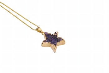 Złocony naszyjnik z surowym ametystem w formie gwiazdki na białym tle, biżuteria Brazi