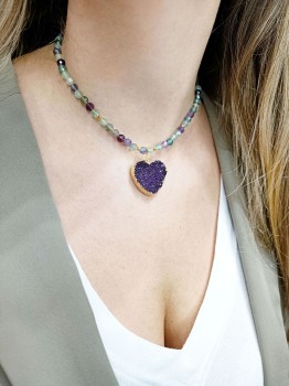 Naszyjnik z ametystem w kształcie serca i fluorytem na pozłacanym łańcuszku, biżuteria marki Brazi na modelce.
