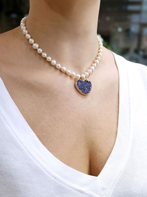 Naszyjnik z ametystem w kształcie serca i naturalnymi perłami na złoconym łańcuszku, biżuteria Brazi