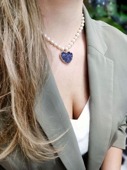 Złocony naszyjnik z ametystowym sercem i perłami w stylizacji z oliwkową marynarką, marka Brazi