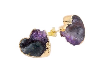 Złocone kolczyki z fioletowym ametystem w kształcie serca na sztyfcie, rękodzieło Brazi.