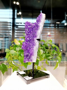 Szczotka ametystu na metalowym stelażu widziana z boku, naturalny kamień dekoracyjny Brazi