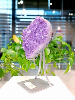 Naturalna szczotka ametystu na metalowej podstawce, dekoracyjny minerał z Brazylii marki Brazi.