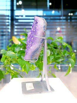 Szczotka ametystu na stojaku widok z boku, naturalny minerał o warstwowej strukturze, Brazi.