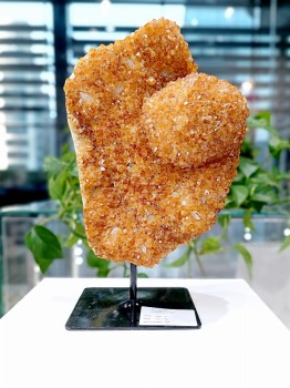 Dekoracyjna szczotka cytrynu na czarnej metalowej podstawce, naturalny kryształ w pomarańczowym kolorze, biżuteria Brazi.