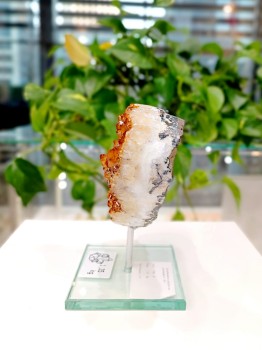 Dekoracja Brazi Druse Jewelry: szczotka cytrynu w kształcie serca na podstawce.